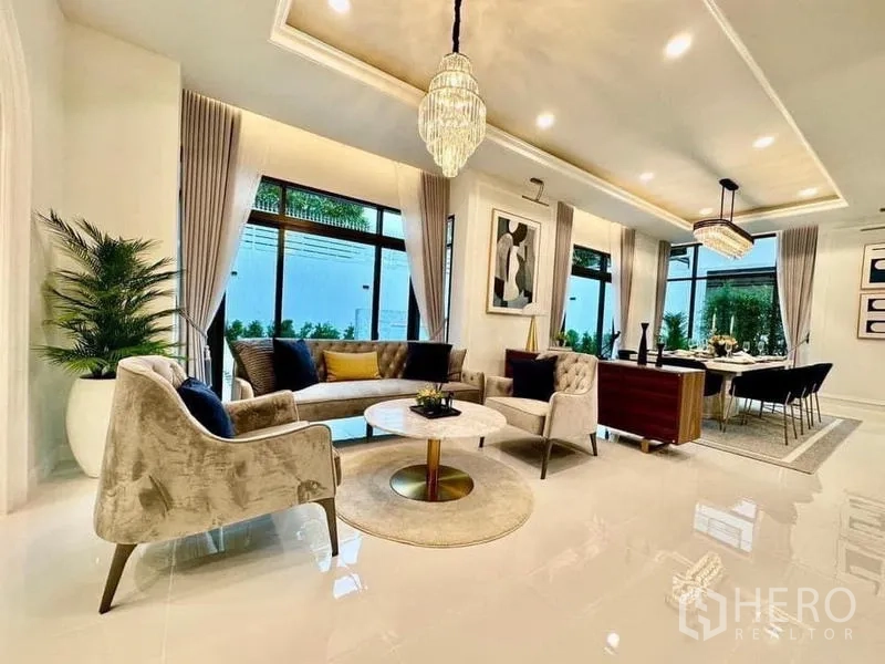 独立式住宅 出租在Lat Krabang, Bangkok - 开放式客餐厅，水晶吊灯与亮白地面