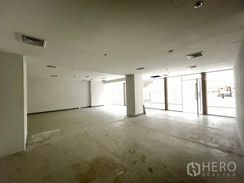零售空间 出租 - 开放式销售区，宽幅玻璃临走廊，落地窗引入自然光