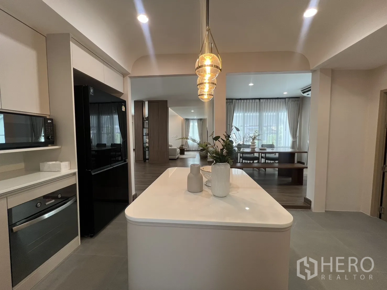 Detached House for rent in Mueang Samut Prakan, Samut Prakan - Large open ground floor with staircase and a sitting area.