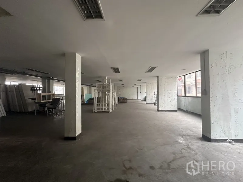 办公空间 出租在Khlong Toei, Bangkok - 工业风半成品楼层，立柱、窗户与储物架