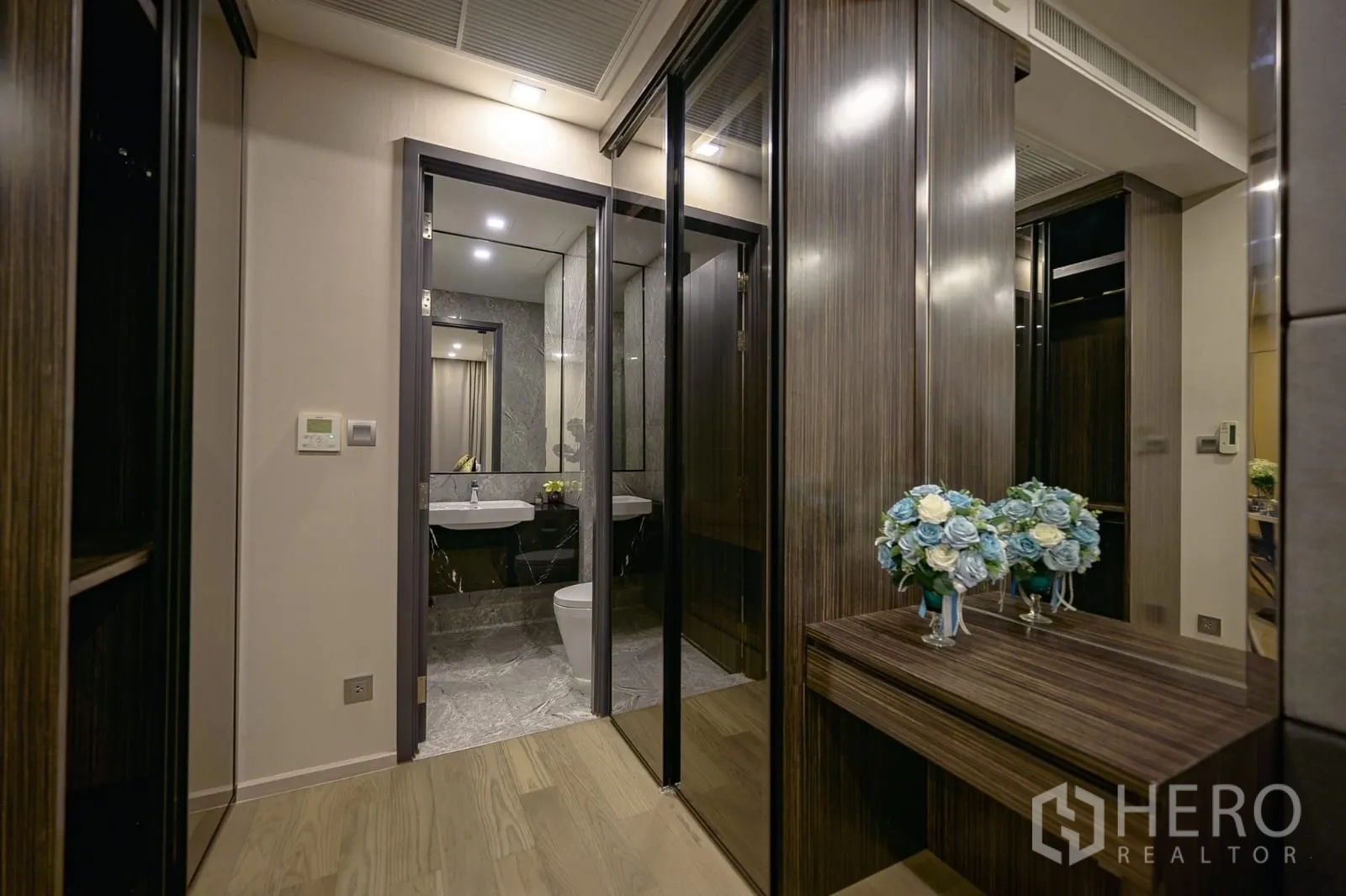 Condominium for rent in Watthana, Bangkok - Hallway with built-in closets leading to the bathroom.