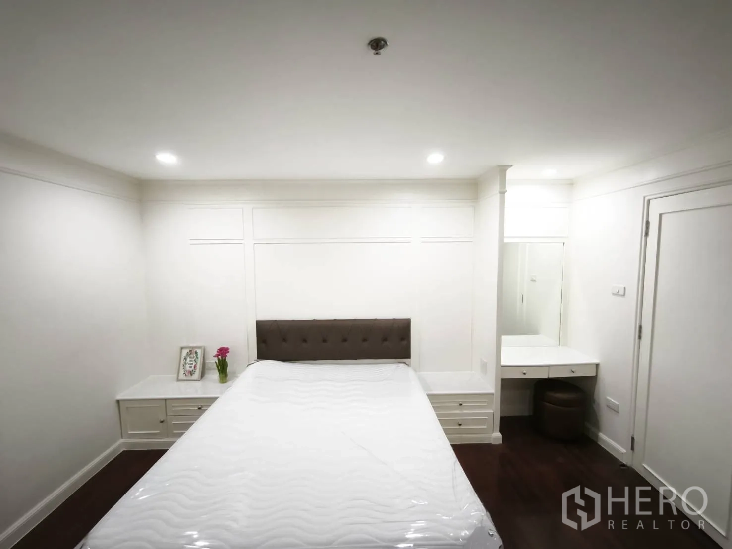 คอนโด for rent in Watthana, Bangkok - ห้องนอนมีเตียง โต๊ะข้าง และมุมโต๊ะเครื่องแป้งพร้อมกระจกและสตูล