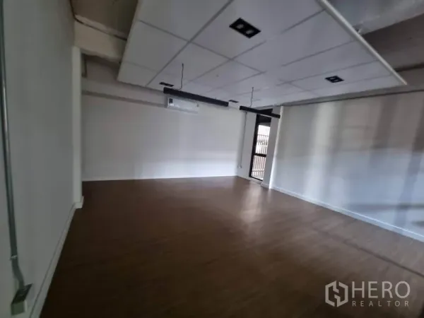 办公空间 出租在Phaya Thai, Bangkok - 会议/工作间，吊顶面板与吊灯，带外出门
