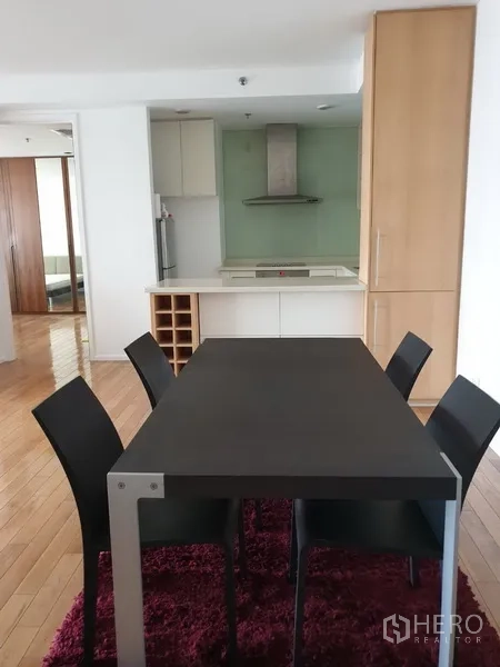 公寓 出租在Bang Rak, Bangkok - 开放式餐区配四人餐桌，旁连紧凑厨房，带抽油烟机与橱柜，木地板。