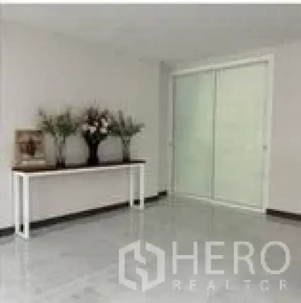 带办公室的家 出租在Wang Thonglang, Bangkok - 明亮的入口大厅，白墙、仿大理石地面与磨砂推拉玻璃门。