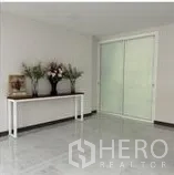 带办公室的家 出租在Wang Thonglang, Bangkok - 明亮的入口大厅，白墙、仿大理石地面与磨砂推拉玻璃门。