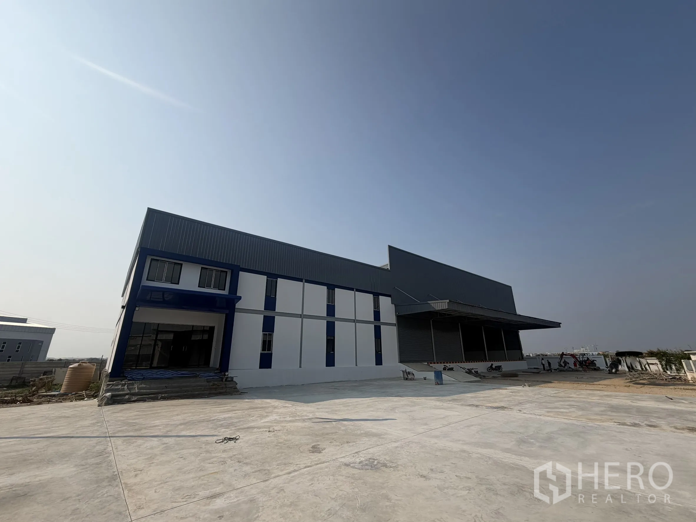 โกดัง for rent in Bang Bo, Samut Prakan - ภาพภายนอกอาคารโกดังใหม่กับลานคอนกรีตกว้าง