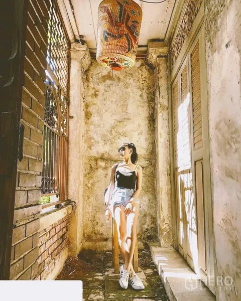 อาคารพาณิชย์ ให้เช่าในBang Rak, Bangkok - เฉลียงแคบผนังลอกสี โคมแขวนตกแต่ง และประตูบานเกล็ดไม้