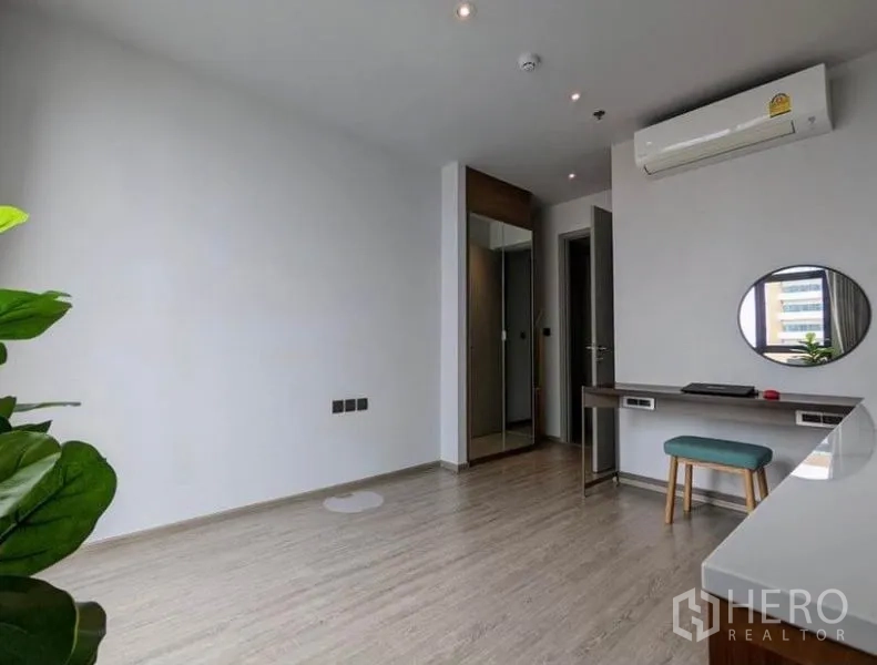 公寓 出租在Watthana, Bangkok - 次卧或书房，设长工作台、圆镜与衣柜。