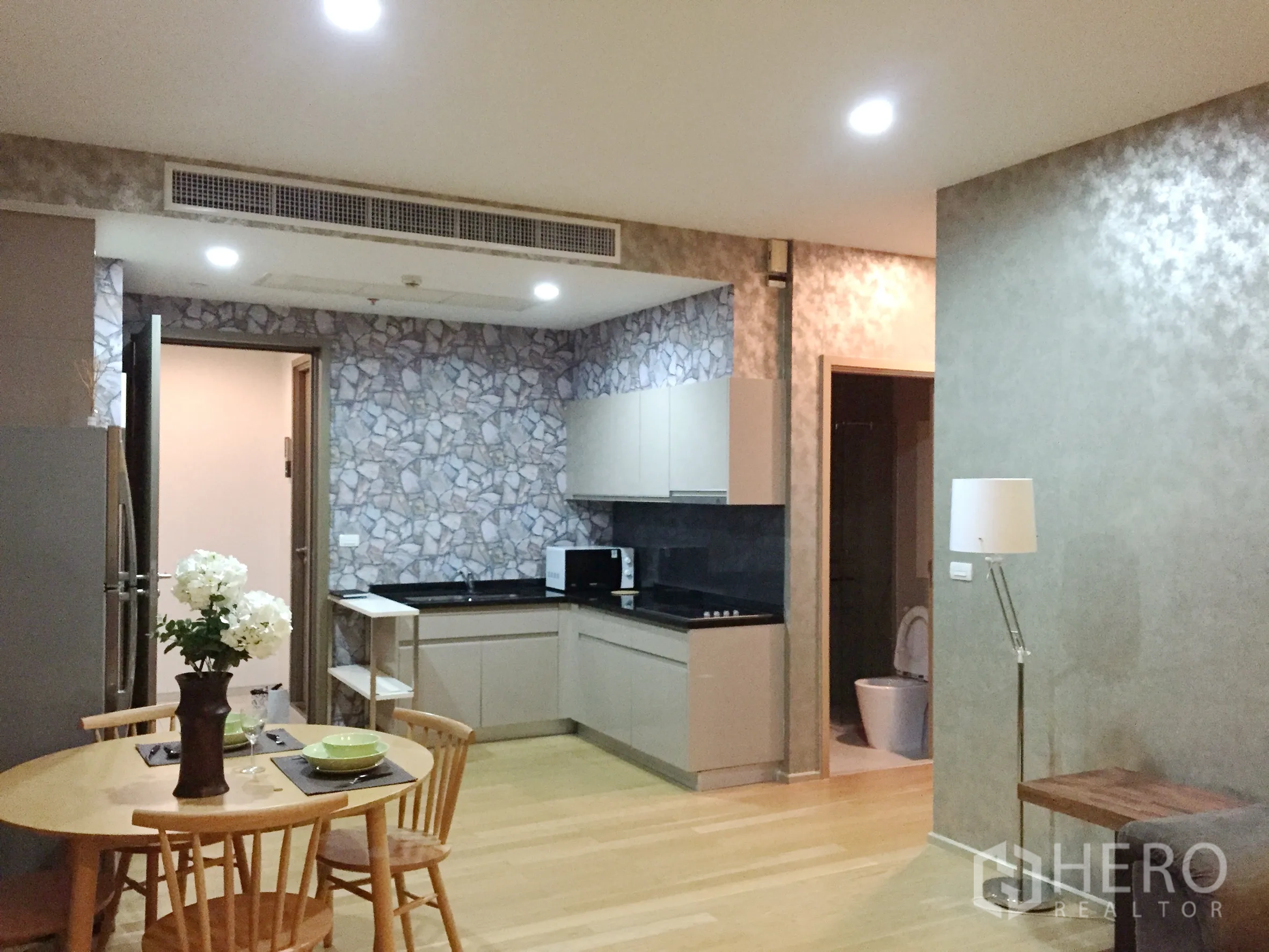 คอนโด ให้เช่าในWatthana, Bangkok - พื้นที่นั่งเล่น–ทานข้าว–ครัวแบบเปิด โต๊ะกลม ตู้บิลท์อิน และไฟดาวน์ไลท์