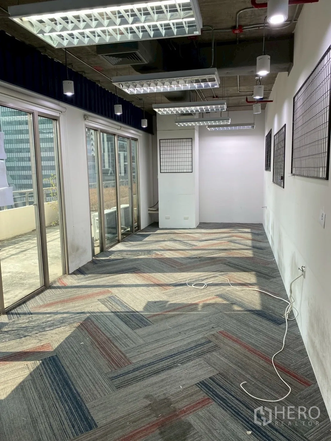 ออฟฟิศ for rent in Watthana, Bangkok - ห้องยาวมีประตูกระจกบานเลื่อนเปิดสู่พื้นที่ระเบียงภายนอก