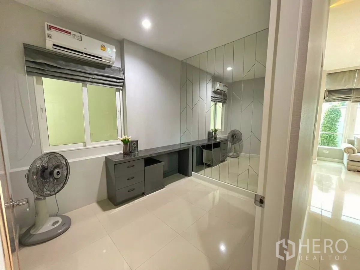 Detached House for rent in Bang Khen, Bangkok - Ground‑floor multipurpose room with built‑in cabinet and mirrored wall.