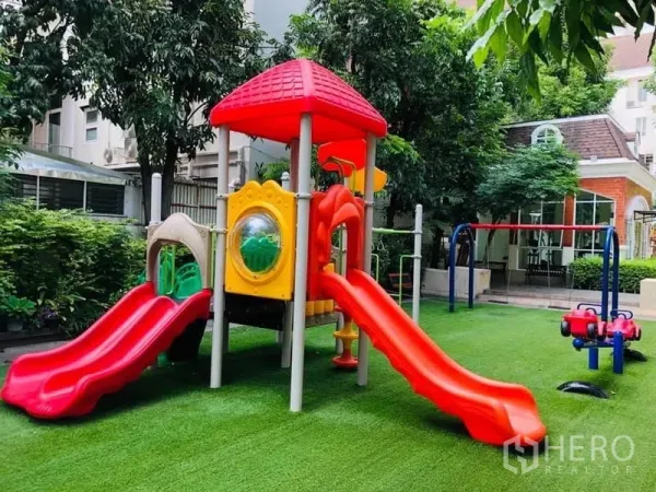 联排别墅 出租在Khlong Toei, Bangkok - 户外儿童乐园，双滑梯、秋千与柔软的仿真草坪。