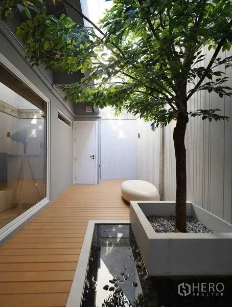 Townhouse for rent in Watthana, Bangkok - Private inner courtyard with tree planter, water feature and wood deck.