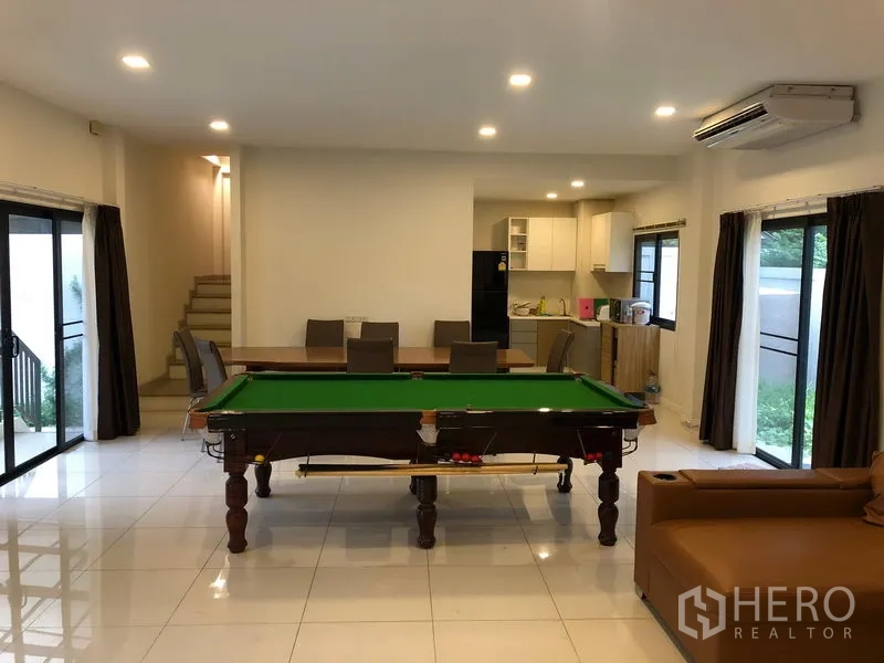 ทาวน์เฮาส์ ให้เช่าหรือขายในSaphan Sung, Bangkok - โถงนั่งเล่นและทานอาหารแบบโอเพ่นแปลน มีโต๊ะพูล ไฟดาวน์ไลท์ และประตูกระจกบานเลื่อน
