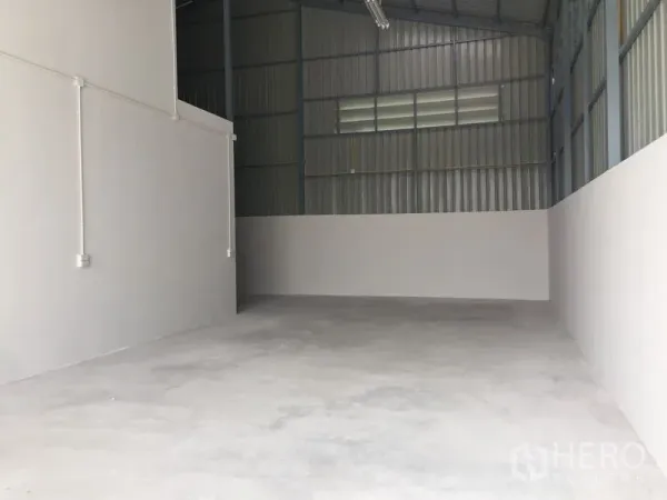 货栈 出售在Khlong Luang, Pathum Thani - 高挑空仓库内部，水泥地面与金属板墙。