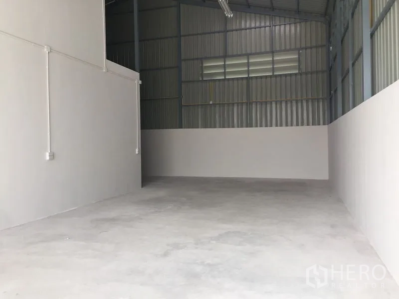 货栈 出售在Khlong Luang, Pathum Thani - 高挑空仓库内部，水泥地面与金属板墙。