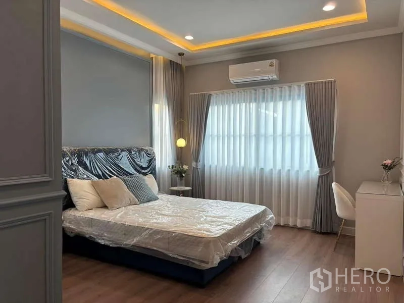 บ้าน ให้เช่าในBang Phli, Samut Prakan - ห้องนอนแขก เตียงคิงส์ซายส์ ไฟซ่อน และโต๊ะทำงานริมหน้าต่าง