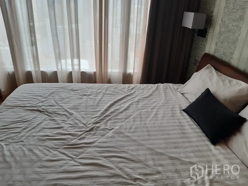 公寓 出租或出售在Watthana, Bangkok - 卧室设大窗与纱帘，洁白床品。