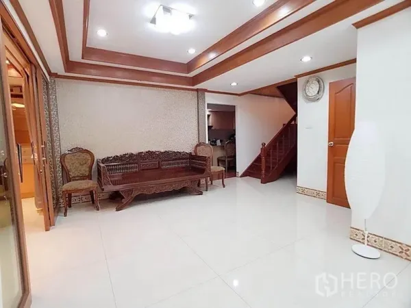 独立式住宅 出租在Din Daeng, Bangkok - 第二起居区，亮面地砖、雕花木长椅和楼梯
