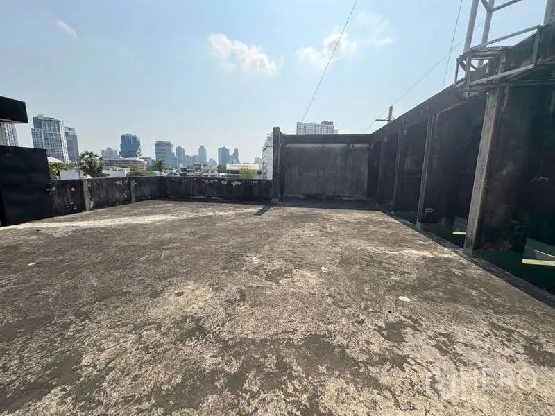 办公空间 出租在Khlong Toei, Bangkok - 开放式屋顶平台，可观曼谷天际线。