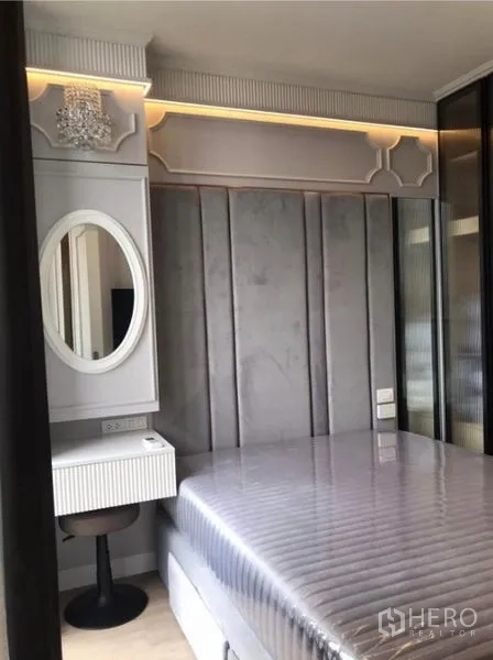 Condominium for rent in Watthana, Bangkok - Cozy bedroom with upholstered headboard, built-in vanity and soft ambient lighting