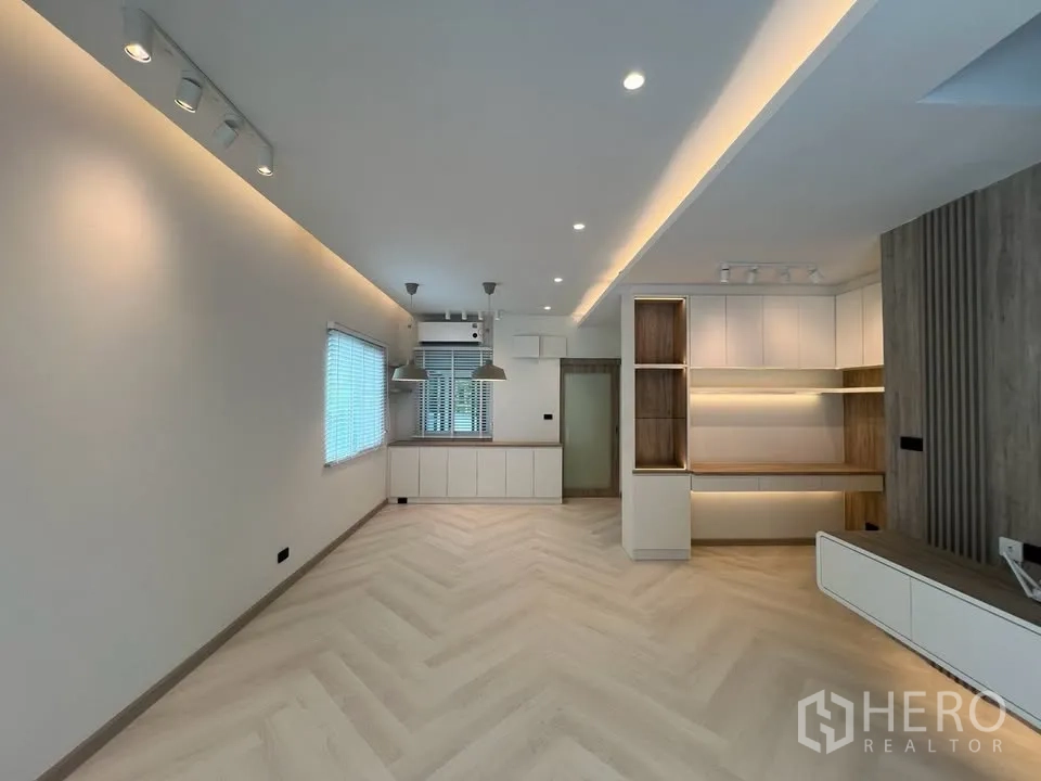 联排别墅 for rent in Prawet, Bangkok - 宽敞客餐厅一体，带定制置物架。