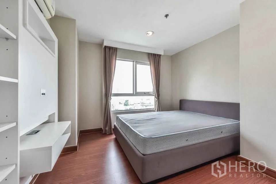 คอนโด for rent in Huai Khwang, Bangkok - ห้องนอนพร้อมหน้าต่างบานใหญ่ เครื่องปรับอากาศ และวิวเมือง