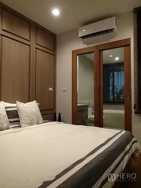 ทาวน์เฮาส์ for rent in Watthana, Bangkok - ห้องนอนพร้อมตู้บิลท์อิน เครื่องปรับอากาศ และประตูบานเลื่อนไปห้องน้ำ