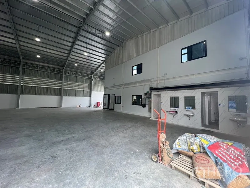คลังสินค้า ให้เช่าในBang Sao Thong, Samut Prakan - ฮอลล์โกดังกว้าง มีบล็อกออฟฟิศและห้องน้ำในตัว พร้อมไฟ LED