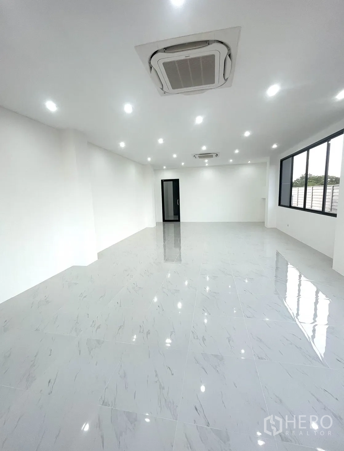 Factory for rent or sale in Bang Yai, Nonthaburi - Bright upper-floor office with glossy tiles, LED lighting and ceiling cassette air-con.