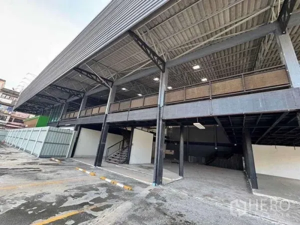 คลังสินค้า ให้เช่าในPhra Khanong, Bangkok - โกดังโครงเหล็กด้านหน้า มีชั้นลอย พื้นที่โหลดสินค้าพร้อมที่จอดรถตีเส้นในย่านพระโขนง