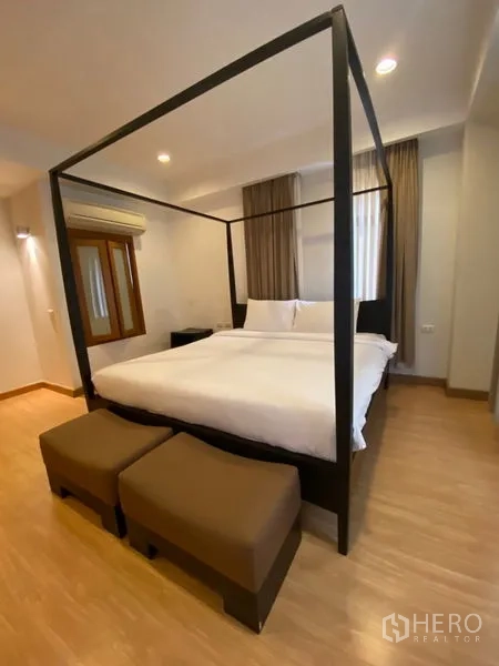 คอนโด ให้เช่าในWatthana, Bangkok - มุมมองอีกด้านของห้องนอนหลัก โชว์เตียงสี่เสาและหน้าต่างโปร่งสบาย