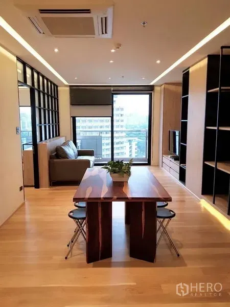 公寓 出租在Bang Rak, Bangkok - 通透的用餐区，木地板与城市景致的开放式空间。