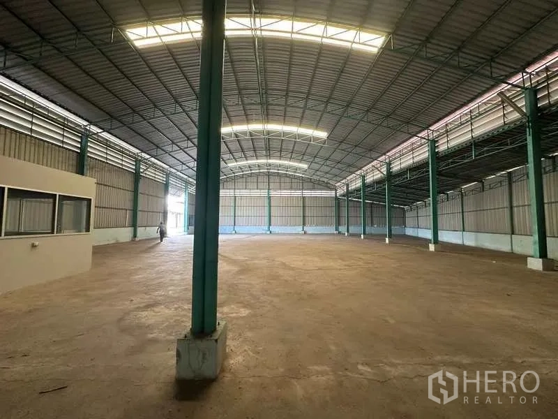 Warehouse for rent in Phra Nakhon Si Ayutthaya - Wide-span interior bay with steel columns, natural light panels, and smooth flooring.