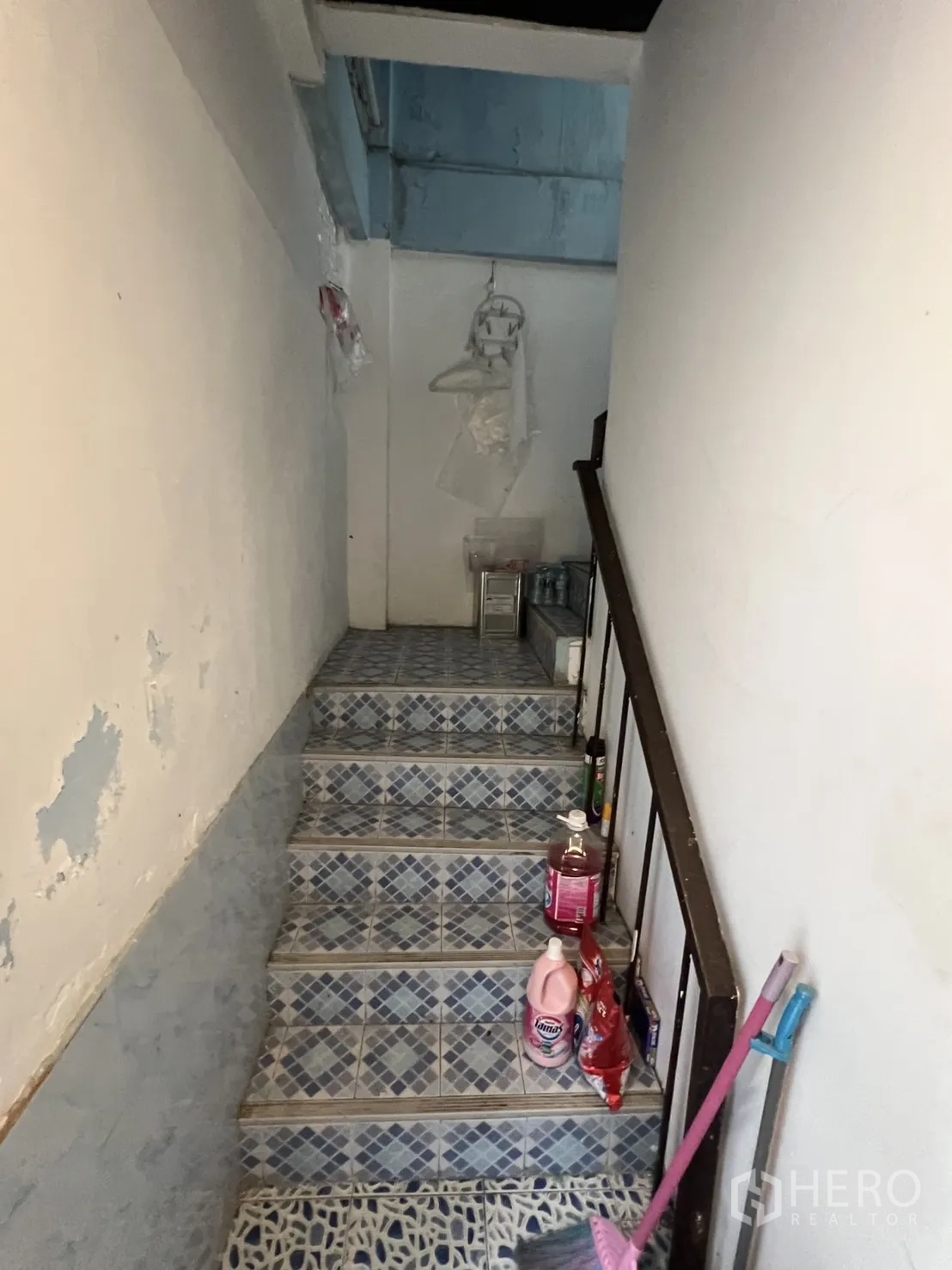 店屋 出租或出售 - 室内楼梯间，花纹地砖与扶手。