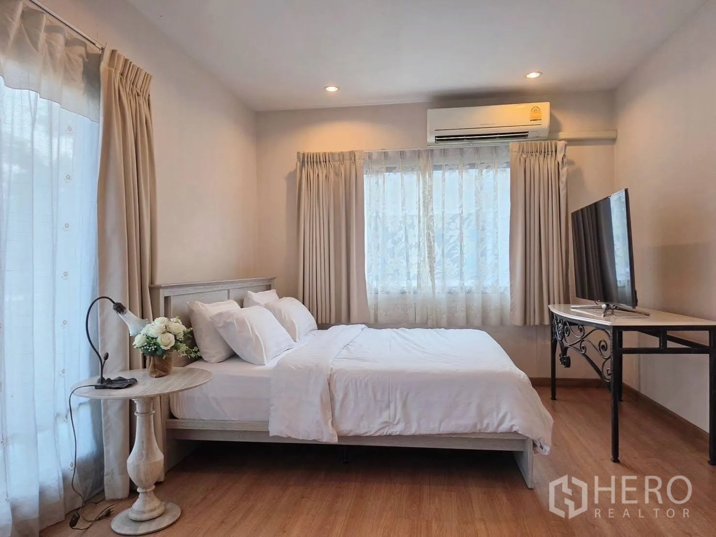 บ้านเดี่ยว for rent or sale in Suan Luang, Bangkok - ห้องนอนมีทีวีบนโต๊ะ แอร์ และผ้าม่านโปร่ง