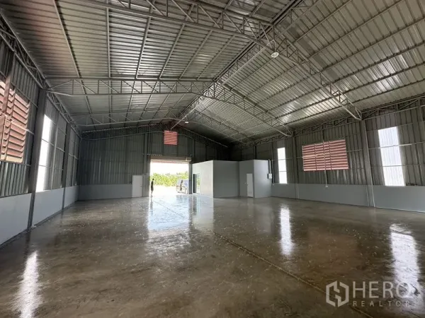 คลังสินค้า ให้เช่าในPak Kret, Nonthaburi - ภายในโกดังโปร่งเพดานสูง โครงหลังคาเหล็ก พื้นคอนกรีตขัดมัน