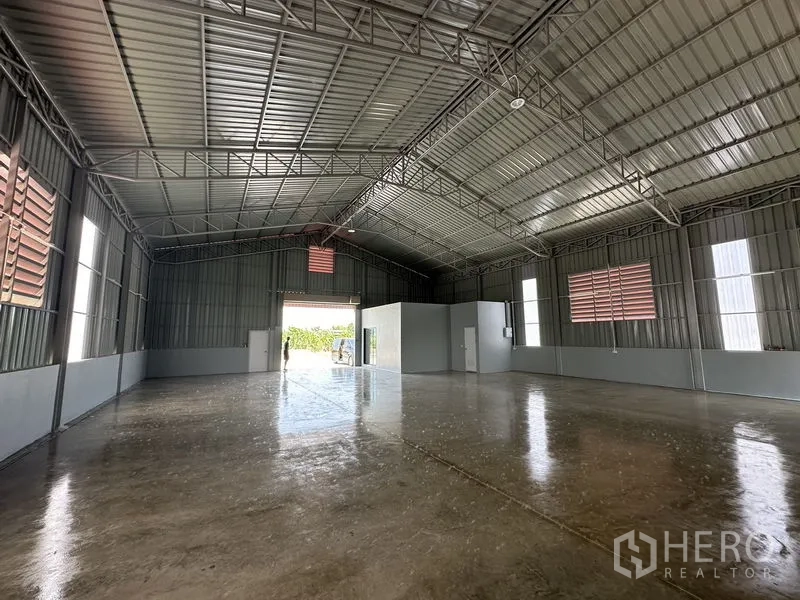 คลังสินค้า ให้เช่าในPak Kret, Nonthaburi - ภายในโกดังโปร่งเพดานสูง โครงหลังคาเหล็ก พื้นคอนกรีตขัดมัน