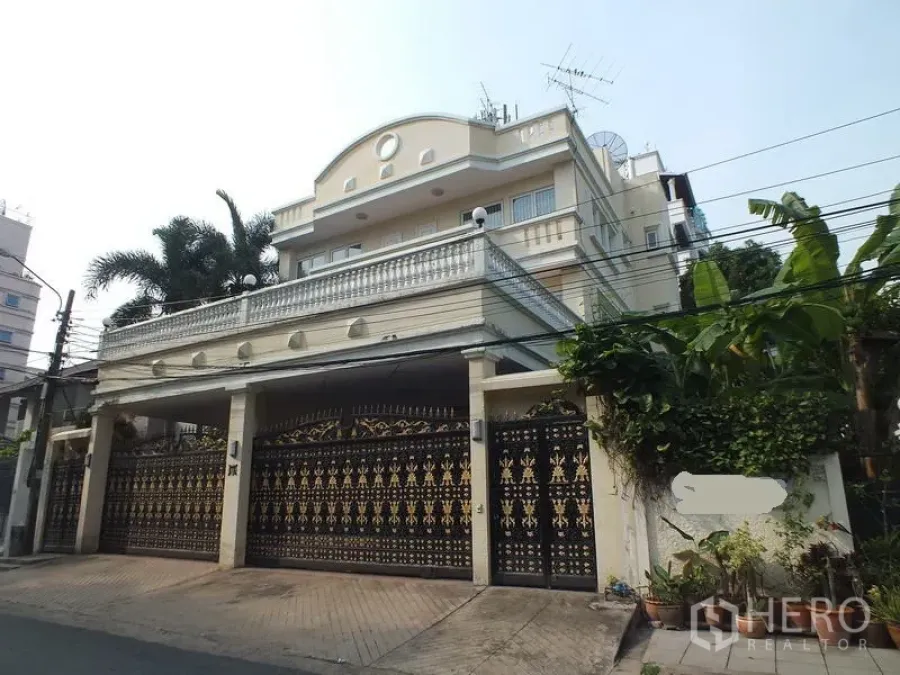 独立式住宅 出租在Bang Rak, Bangkok - 三层独栋外立面，华丽锻铁大门与阳台。