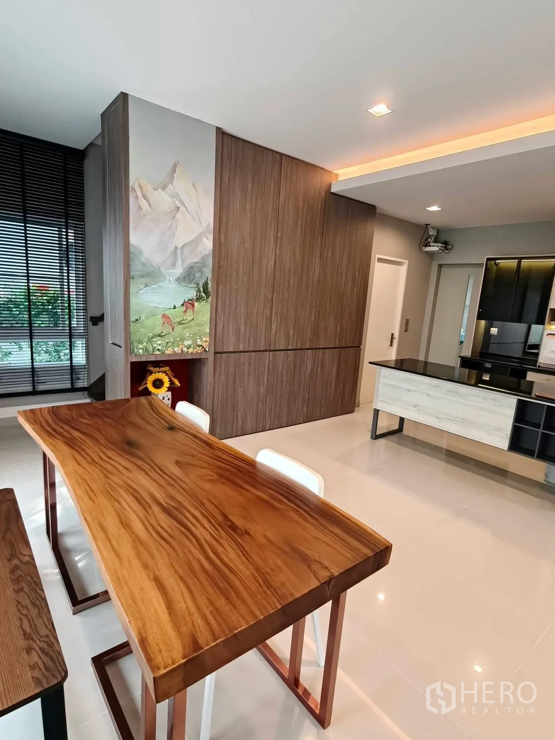 บ้านเดี่ยว for rent or sale in Bang Phli, Samut Prakan - มุมรับประทานอาหารโต๊ะไม้ลายสวย ข้างผนังตกแต่งลายไม้.