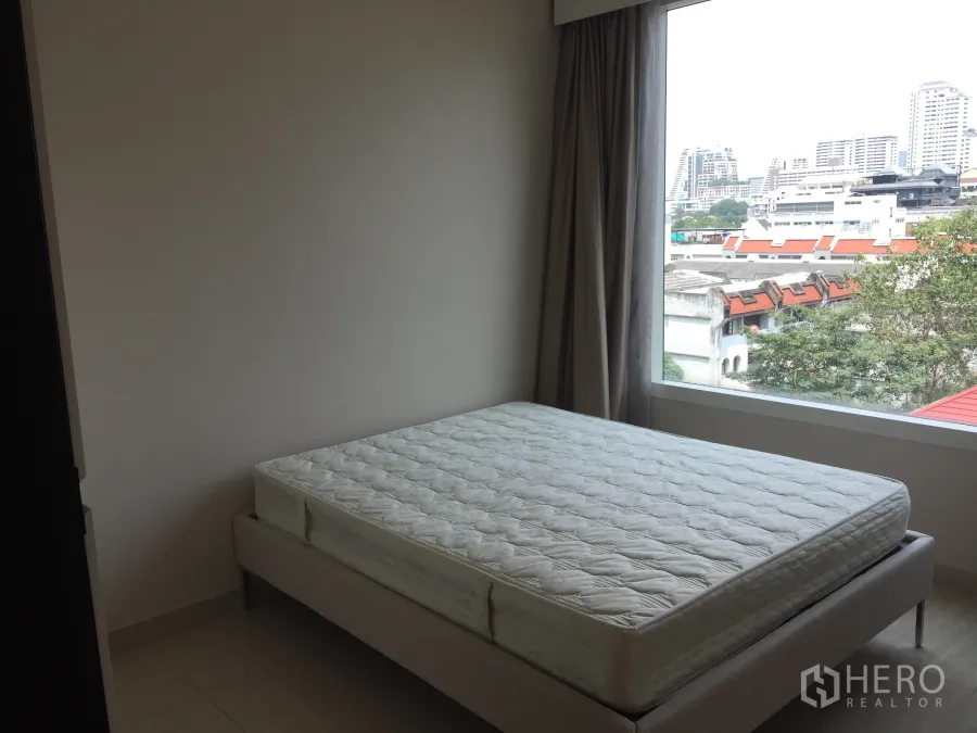 公寓 出租或出售在Watthana, Bangkok - 明亮卧室，落地大窗俯瞰素坤逸城市景观，瓦他那区公寓
