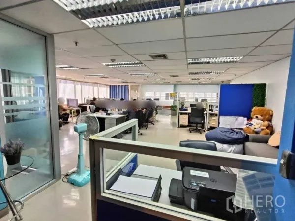 办公空间 出租在Ratchathewi, Bangkok - Asoke开放式办公区，带工位、玻璃隔断与休闲角，采光良好。