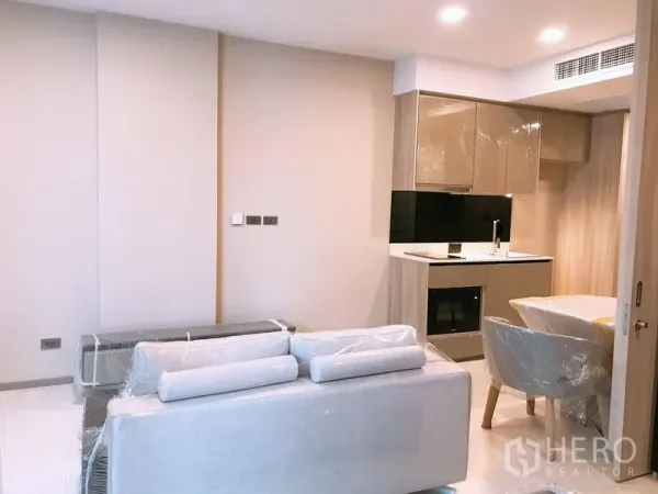คอนโด ให้เช่าในWatthana, Bangkok - มุมนั่งเล่นอบอุ่นหันเข้าหาครัวแพนทรีและโต๊ะทานอาหารใต้ไฟดาวน์ไลท์