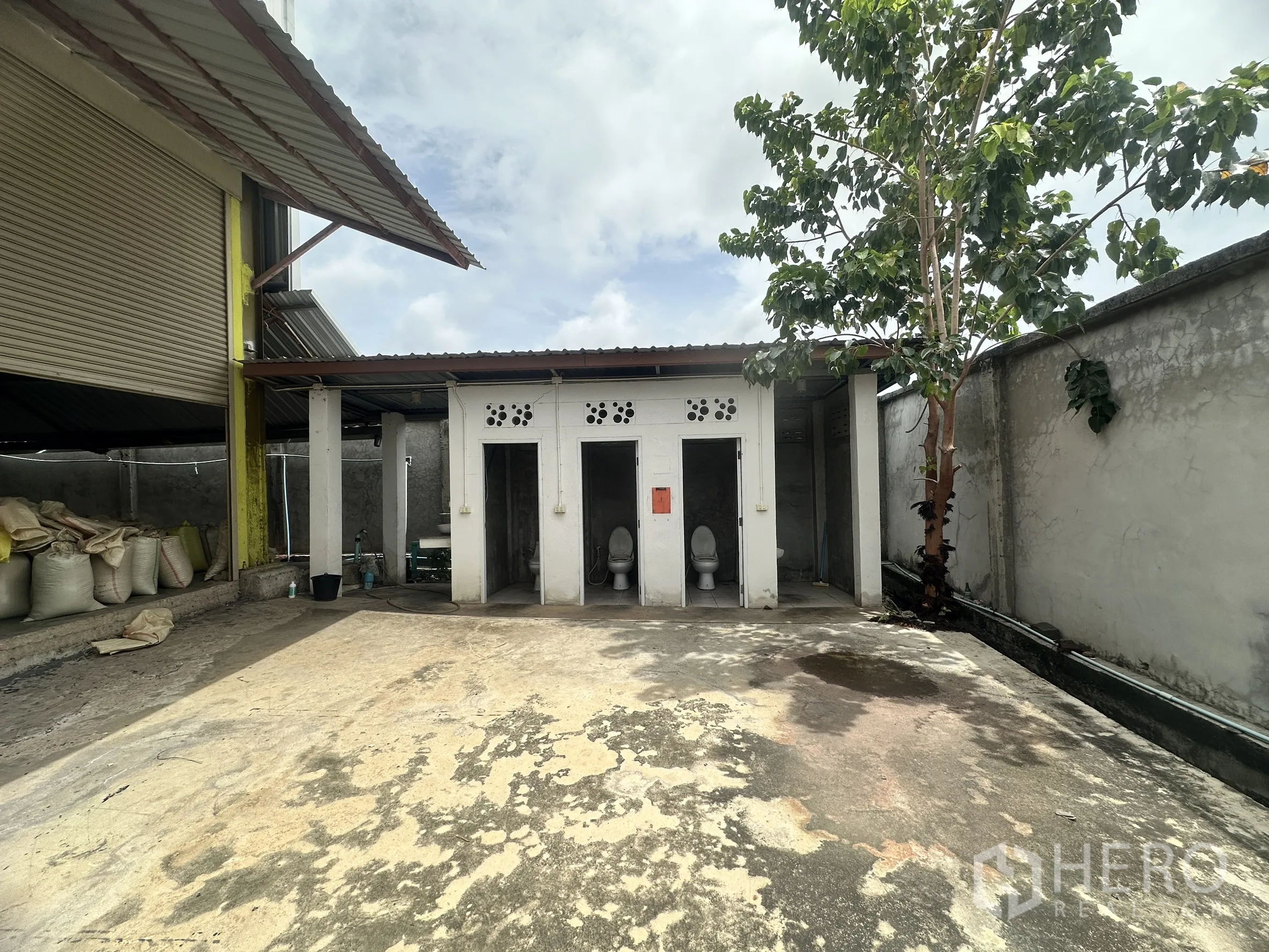 仓库 for rent in Mueang Samut Prakan, Samut Prakan - 仓库旁独立户外卫生间建筑与硬质地坪。
