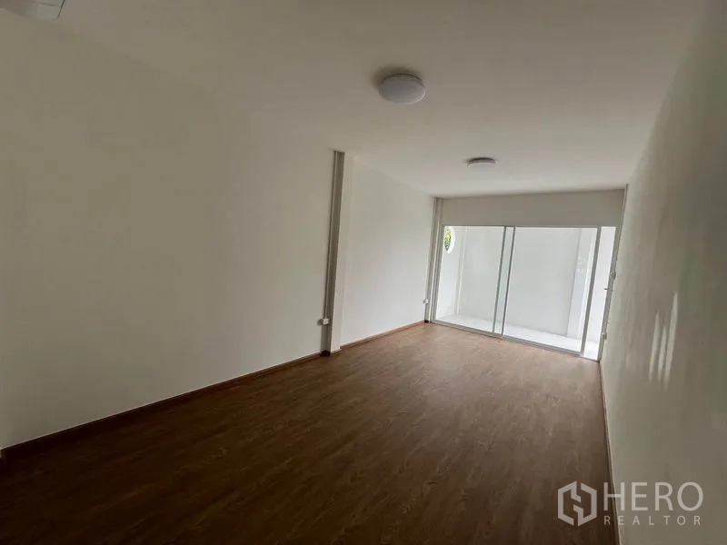 带办公室的家 出租在Huai Khwang, Bangkok - 纵深房间，通过推拉玻璃门连接私密采光庭。