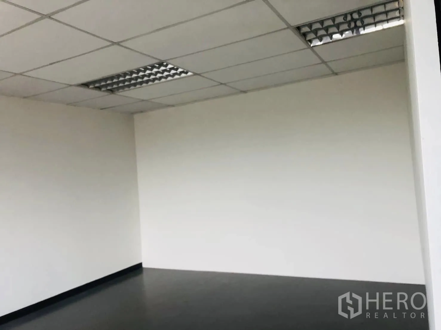办公室 for rent in Lat Phrao, Bangkok - 空置办公室的白色墙角与地面。