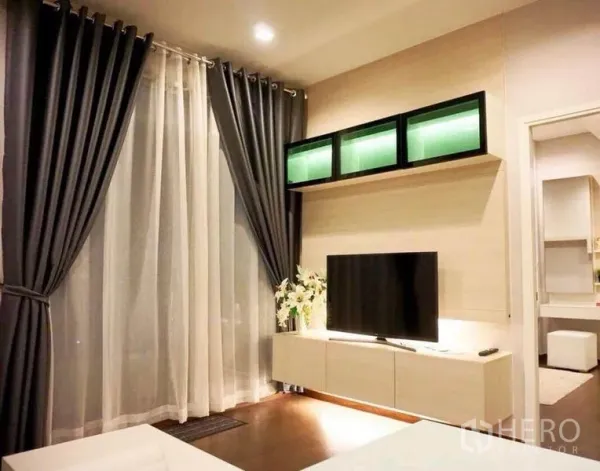 公寓 出租在Ratchathewi, Bangkok - 起居区设纱帘、壁柜与平板电视。