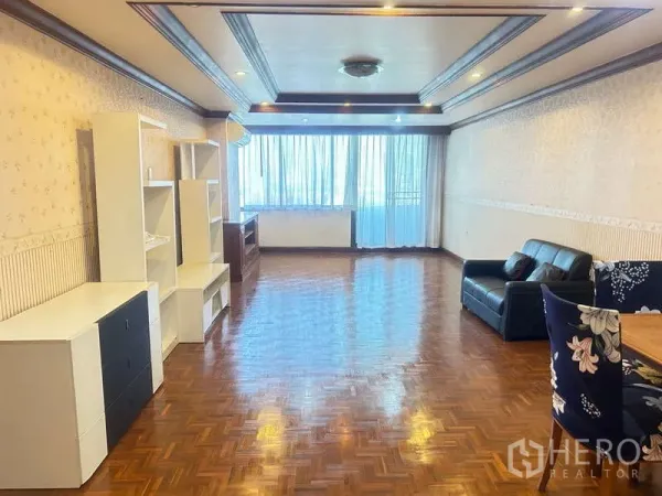 คอนโด ขายในHuai Khwang, Bangkok - พื้นที่รับแขกกว้าง โซฟา ชั้นวาง ชุดทานอาหาร และหน้าต่างสูงจรดเพดาน