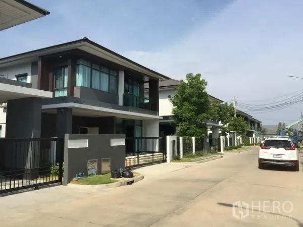 บ้าน ให้เช่าในBang Kapi, Bangkok - บ้านเดี่ยวสองชั้นสไตล์โมเดิร์น พร้อมรั้วหน้าบ้าน บนถนนโครงการที่เงียบสงบ ย่านบางกะปิ กรุงเทพฯ